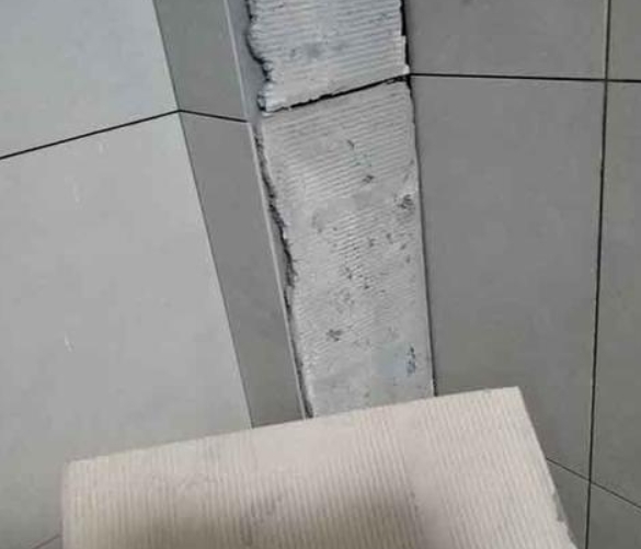 周口瓷砖空鼓维修公司分享下厨房瓷砖脱落的补救措施。